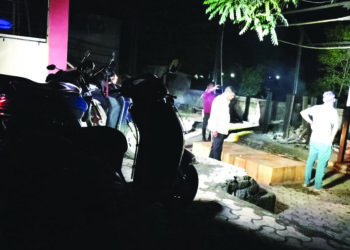 मोटारसायकलच्या लाईटवर अंत्यसंस्कार