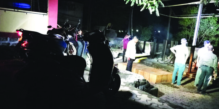 मोटारसायकलच्या लाईटवर अंत्यसंस्कार