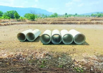 रस्त्यासाठी आणलेले पाईप पडूनच