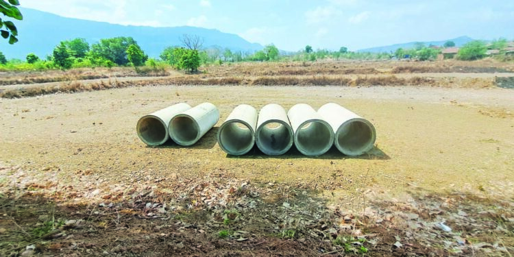 रस्त्यासाठी आणलेले पाईप पडूनच