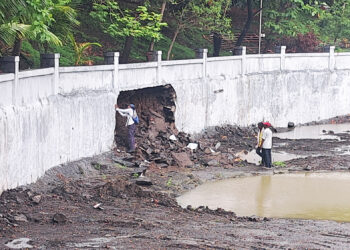 तलावाच्या भिंतीला मोठे भगदाड