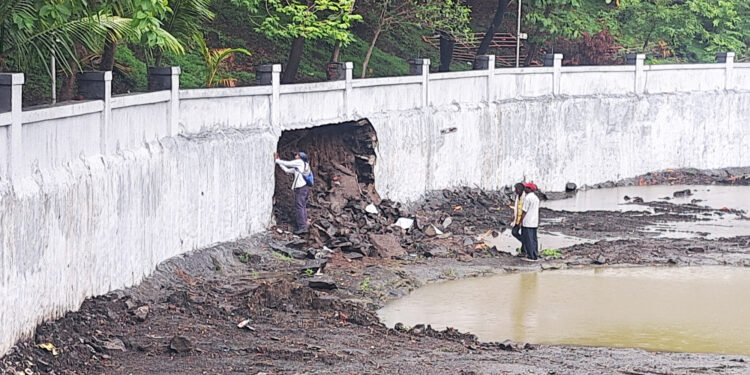 तलावाच्या भिंतीला मोठे भगदाड