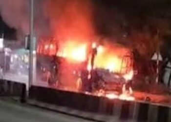 खाजगी बसला भीषण आग