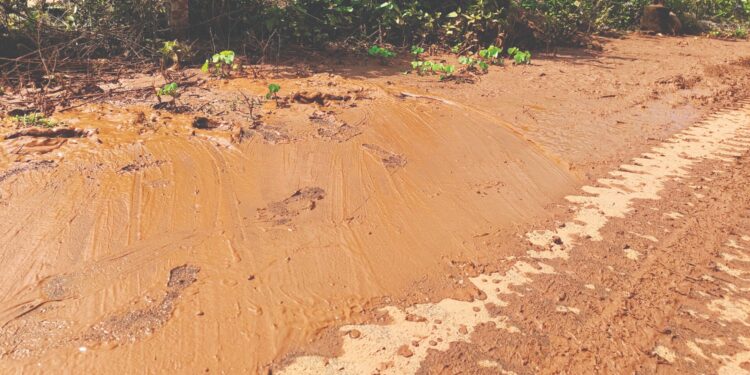 रस्त्यावरील चिखलाने दुचाकीस्वारांची आंघोळ