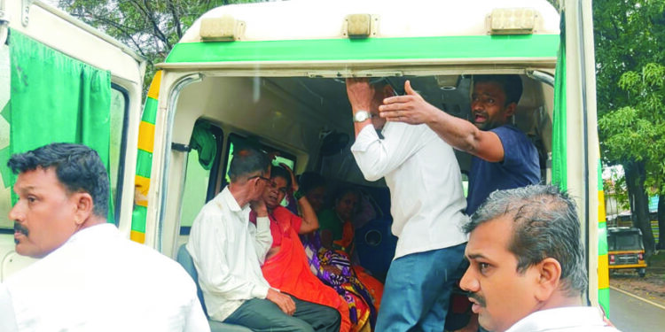 वटसावित्री पुजनावेळी सुवासिनींवर मधमाशांचा डंख