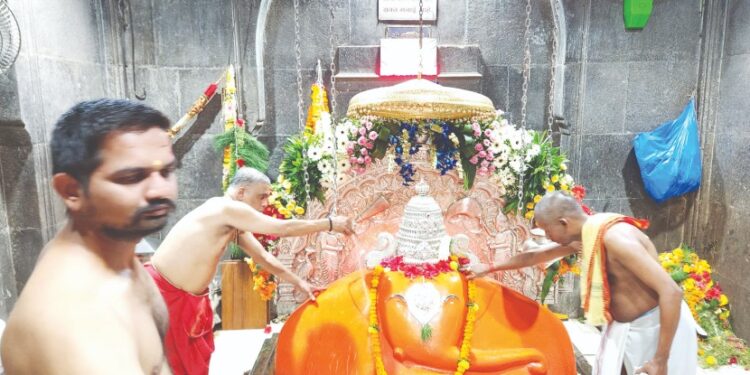 बल्लाळेश्‍वराच्या दर्शनासाठी भक्तांची मांदियाळी