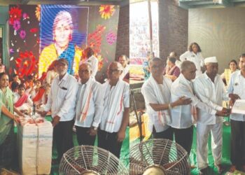 आईच्या स्मृतिप्रीत्यर्थ शाळांना देणगी