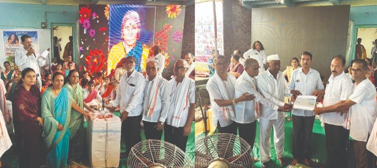 आईच्या स्मृतिप्रीत्यर्थ शाळांना देणगी