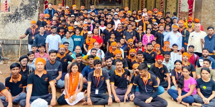 रायगड किल्ला परिसरात सह्याद्री प्रतिष्ठानच्यावतीने स्वच्छता मोहीम