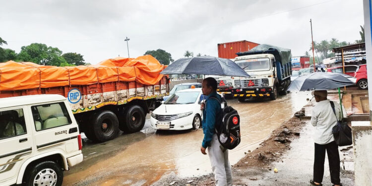 एसटी बस पकडताना वयोवृद्ध महिला घसरुन पडली