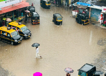 पहिल्याच पावसात रस्ते गेले पाण्याखाली