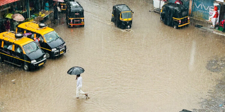 पहिल्याच पावसात रस्ते गेले पाण्याखाली