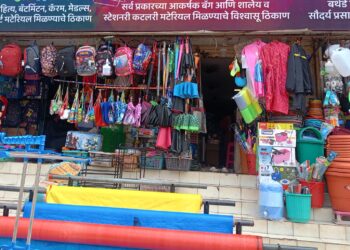 पावसाळी साहित्य व शालेय साहित्यानी दुकाने सजली