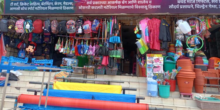 पावसाळी साहित्य व शालेय साहित्यानी दुकाने सजली