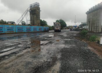 रेल्वे उड्डाणपुलाच्या पर्यायी मार्गाची दुरवस्था