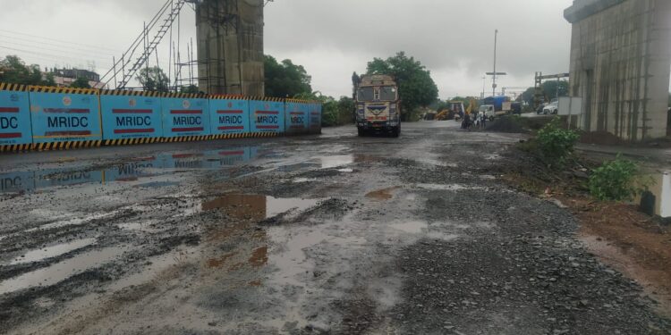 रेल्वे उड्डाणपुलाच्या पर्यायी मार्गाची दुरवस्था