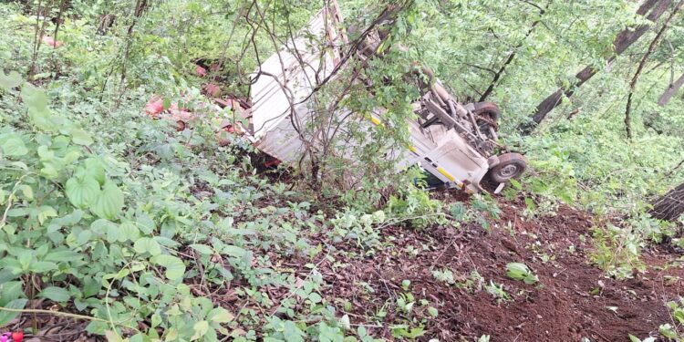 सिलिंडरच्या टेम्पोला अपघात