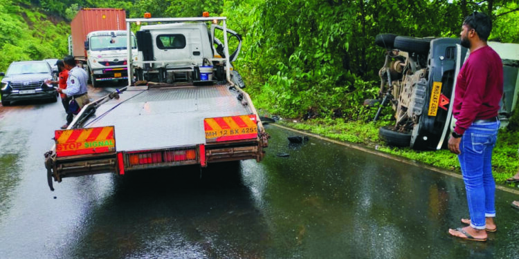 कशेडी घाटात टेम्पो-टोईंग व्हॅनची धडक; दोन जखमी