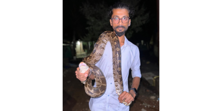 सात फुटी अजगराला जीवदान