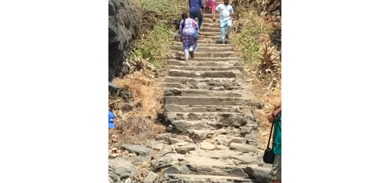 शुक्लतीर्थाकडे जाणार्‍या पायर्‍यांची दुरवस्था