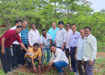 स्नेहसंमेल्लना निमित्त वृक्षारोपण