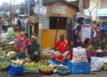 वटपौर्णिमा साहित्य खरेदीसाठी गर्दी