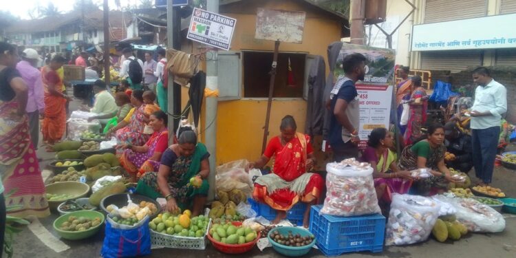 वटपौर्णिमा साहित्य खरेदीसाठी गर्दी