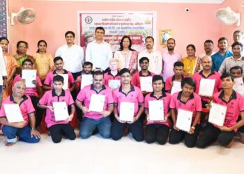 दिव्यांग युवक बनले आरोग्य दूत