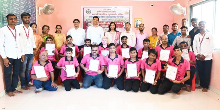 दिव्यांग युवक बनले आरोग्य दूत