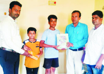 अनाथ मुलांना शैक्षणिक साहित्य वाटप