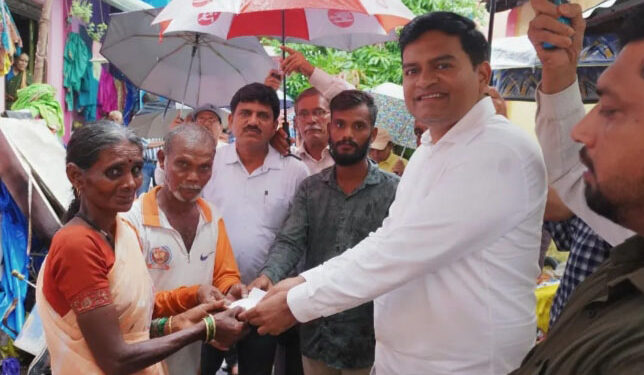 नुकसानग्रस्त कुटुंबाला आर्थिक मदत