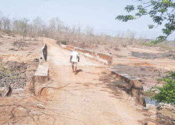 चिल्लार नदीवरील पुलाचे रस्ते कधी होणार?