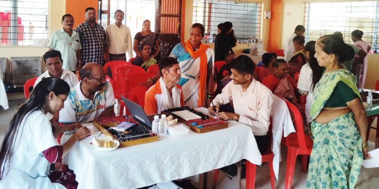 चिरनेर येथे मोफत नेत्रतपासणी शिबीर