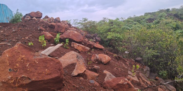 सुरईवर दरडीची टांगती तलवार