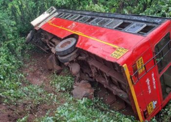 करंबेळे येथे एसटी बस दरीत कोसळली; 11जण जखमी