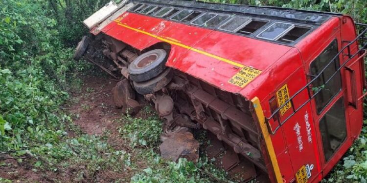 करंबेळे येथे एसटी बस दरीत कोसळली; 11जण जखमी