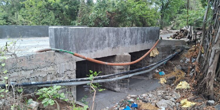 विना परवानगी पुलाचे काम