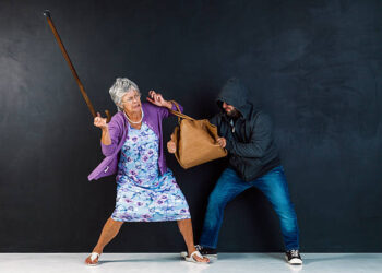 एसटी स्थानकात वृध्द महिलेच्या पर्सची चोरी