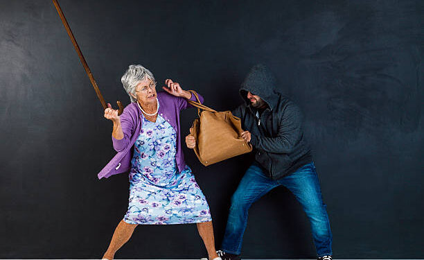 एसटी स्थानकात वृध्द महिलेच्या पर्सची चोरी