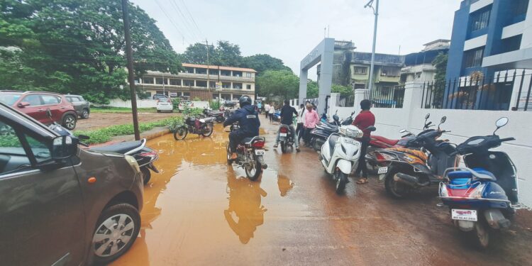 प्रशासकीय भवनासमोर पाण्याचे तळे