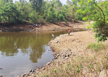 मातीचा बंधारा गाळ मुक्त कधी?