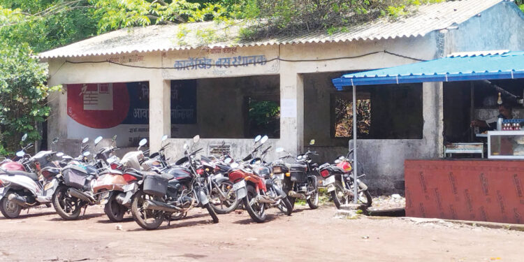 बसस्थानक उभारण्याची प्रवाशांची मागणी