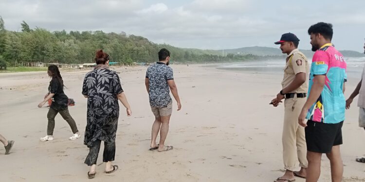 पर्यटकांची पावले काशिद समुद्राकडे