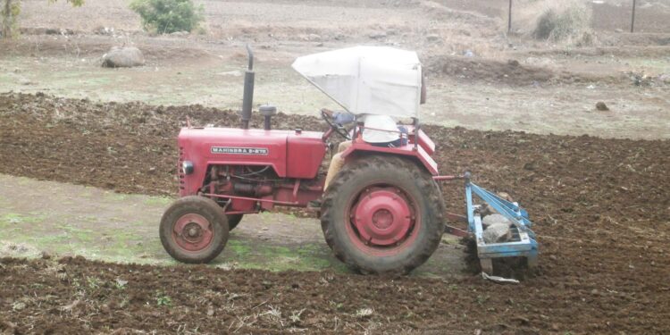शेती करण्यासाठी आधुनिक यंत्राचा वापर