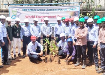 वृक्षारोपण करून पर्यावरण दिन साजरा