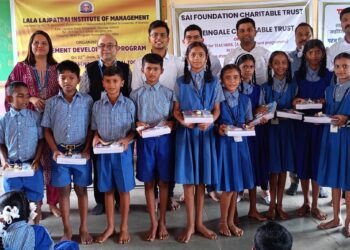 शैक्षणिक साहित्याचे वाटप