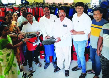 ग्रामपंचायतीतर्फे डस्टबिनचे वाटप