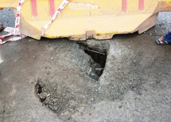 महामार्गावर पडला भला मोठा खड्डा