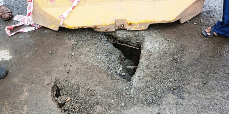 महामार्गावर पडला भला मोठा खड्डा