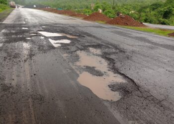मुंबई-गोवा मार्गावरचे खड्डे भरण्याची मागणी